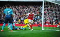 VIDEO, Arsenal 3-2 Swansea: Walcott lập cú đúp, Xhaka bị đuổi