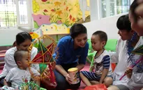 HH Ngọc Hân và Á hậu Tú Anh chung vui Trung thu với các em nhỏ