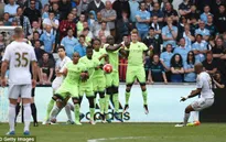 Ayew ghi bàn vào lưới Man City với cú sút phạt may mắn