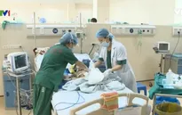 Trao 10 triệu đồng cho bé gái hơn 2 tuổi bị ung thư