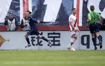 Thắng hú vía “đàn em”, Real Madrid dẫn đầu La Liga