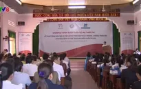 Tặng bản đồ hỗ trợ kiến thức phòng, chống thiên tai cho ngư dân miền Trung