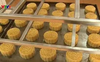 Kiểm tra các cơ sở sản xuất bánh Trung thu tại làng nghề Xuân Đỉnh