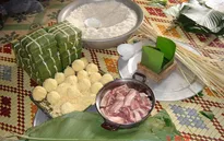 Gói bánh chưng: Gói tay trái, "hái tiền" tay phải