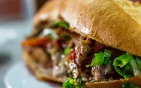 Vì sao “bánh mì Phượng” Hội An nổi tiếng khắp thế giới?