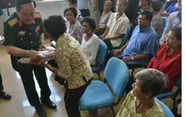Bác sĩ Việt Nam mổ mắt từ thiện cho người dân Campuchia