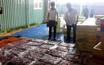 Bắt quả tang vụ ngâm hóa chất biến thịt trâu thành thịt bò