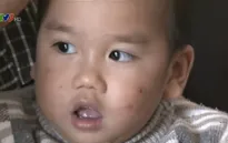 Bé trai gần 2 tuổi vẫn đang chờ một phép màu