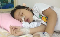 Thầy giáo nghèo bất lực nhìn con đối diện tử thần