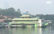 Bất chấp lệnh cấm, nhà hàng nổi Hồ Tây vẫn đón khách