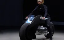 BMW “trình làng” xe mô tô tự cân bằng
