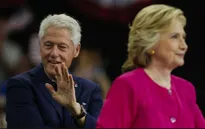 FBI công bố hồ sơ bất lợi cho bà Hillary Clinton