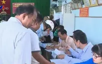 Cử tri Nam Trung Bộ nô nức đi bầu cử