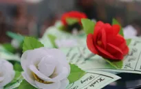 Ý nghĩa nghi thức “Bông hồng cài áo” mùa Vu Lan