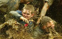 Những hình ảnh thú vị từ môn bóng đá đầm lầy