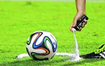 Tại sao V.League "đua đòi" bình xịt bọt khí tự hủy?