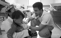Đoàn tình nguyện viên quốc tế khám bệnh miễn phí cho người nghèo tại Kon Tum