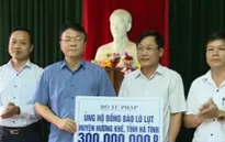 Đoàn công tác của Bộ Tư pháp tặng quà cho nhân dân vùng lũ