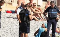 Cảnh sát Pháp yêu cầu phụ nữ Hồi giáo cởi bỏ burkini