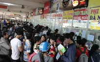 Công nhân mua vé xe Tết: Muôn vàn khó khăn