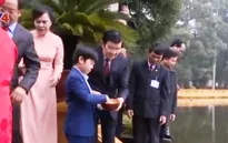 Đoàn kiều bào thực hiện nghi lễ thả cá chép tại ao cá Bác Hồ