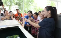 Ca sỹ Phi Nhung chạnh lòng trước cảnh thiếu nước ngọt của bà con miền Tây