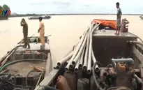 Bắt giữ 2 phương tiện khai thác cát trái phép ở Trà Vinh