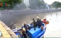 Nỗ lực cứu tàu cá mắc kẹt ở gầm cầu Lê Hồng Phong