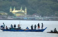 Chìm tàu do biển động ngoài khơi Indonesia, 10 người thiệt mạng