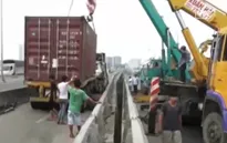 TP.HCM: Xe container bất ngờ đâm vào lan can cầu Phú Mỹ