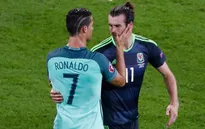 Soái ca Ronaldo "thơm" vai an ủi Gareth Bale sau thất bại
