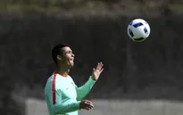 Ronaldo khoe tài tâng bóng đỉnh cao trước thềm tứ kết EURO 2016