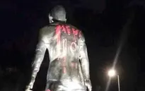 Tượng Ronaldo tại quê nhà bị hooligan viết chữ Messi lên lưng