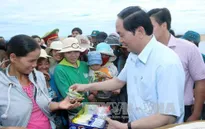 Chủ tịch nước thăm, tặng quà ngư dân tại Phú Yên