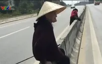 Thót tim cảnh các cụ bà trèo qua dải phân cách, băng ngang quốc lộ