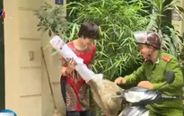 Xúc động Thượng úy cảnh sát bán chổi giúp người khuyết tật