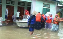 Cứu trợ người dân vùng lũ Nam Trung Bộ