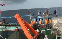 Cảnh sát biển cứu nạn thành công tàu cá đâm phải đá ngầm