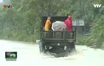 Gian nan học sinh đến trường mùa lũ