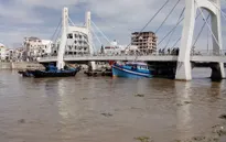 Tàu thu mua hải sản mắc kẹt dưới gầm cầu Lê Hồng Phong, Bình Thuận