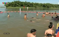 Quảng Ngãi: Dạy bơi miễn phí trên sông cho trẻ