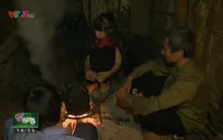 Cuộc sống côi cút của hai chị em mồ côi mẹ