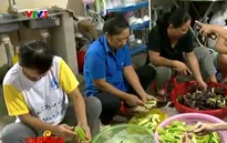 Café sáng với VTV3: Cán bộ phường chung tay nấu cơm từ thiện cho người dân nghèo