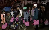 Nhóm từ thiện "Trái tim hồng" mang hơi ấm đến với người vô gia cư