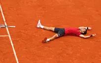 Làng banh nỉ ngả mũ trước chức vô địch Roland Garros lịch sử của Djokovic
