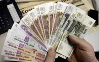 Đồng Ruble tụt dốc “không phanh”, người dân Nga lo lắng