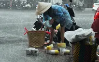 Cảm thương cụ bà bán gốm nuôi con bị ung thư