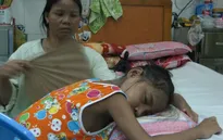 Thương cô bé dân tộc Cơ Tu phải ngủ ngồi vì bệnh suy thận mạn