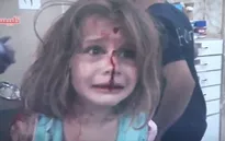 Em bé Syria khóc tìm cha sau trận không kích tại Talbiseh