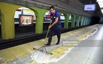 Sáng tác sách ở... ga tàu điện ngầm